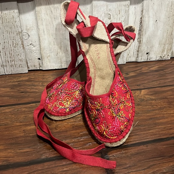 Apostrophe Red Embroidered Ribbon Wedges - Picture 1 of 5